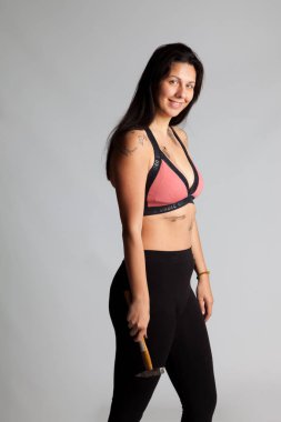 Gri arka planda poz veren model