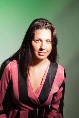 güzel genç kız kameraya bakıyor