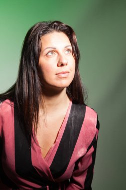 güzel genç kız kameraya bakıyor