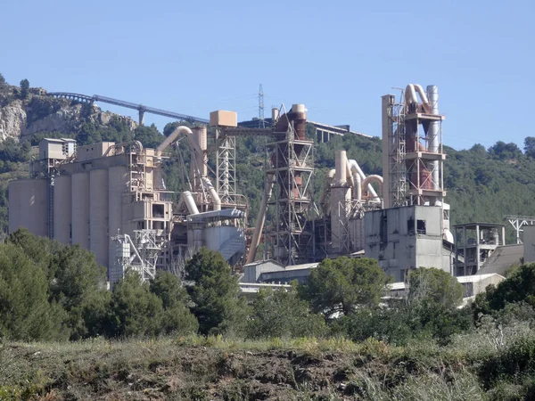 Çimento cevheri ocakları ile bir dağın ortasında çimento fabrikası