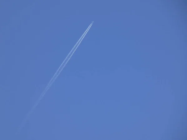 Airplane Blue Sky Leaving Trail Water Vapor — Stock Photo, Image