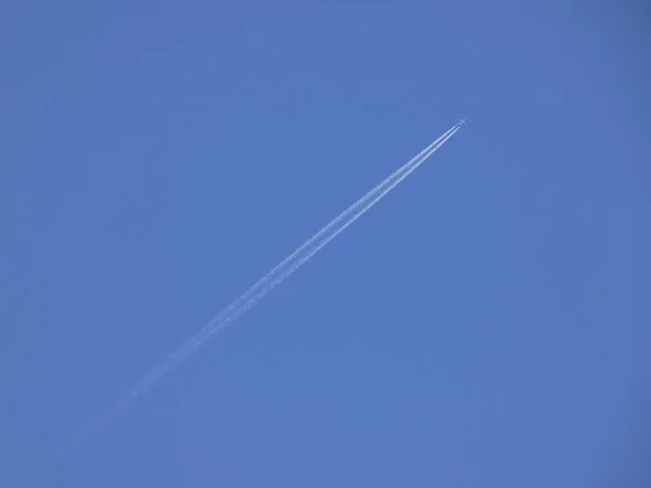 Airplane Blue Sky Leaving Trail Water Vapor — Stock Photo, Image