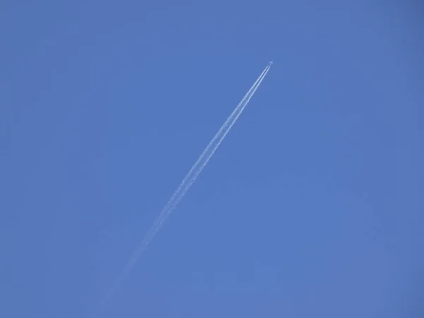 Airplane Blue Sky Leaving Trail Water Vapor — Stock Photo, Image