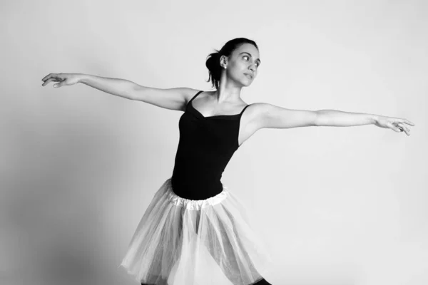 Bailarina Haciendo Unos Pasos Vestida Con Tutú —  Fotos de Stock