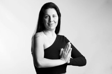 Güzel kadın elinde ve gece elbisesi araçları ile poz