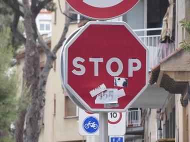 trafik pahalı değil, böylece kurallar ve yol işaretleri