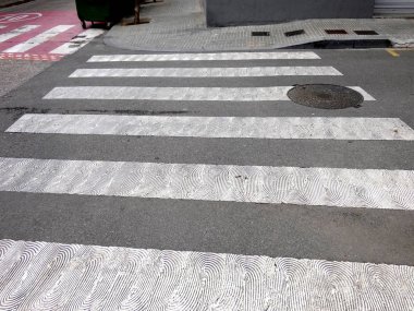 Zebra geçidi, yaya güvenliği için yol tabelası