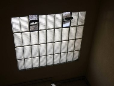 Doğal ışık sağlayan ve iç havalandırmaya hizmet veren yarı saydam cam pencere