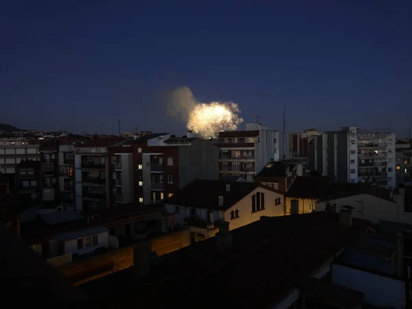 Şehirde Bir Parti Olduğunu Arka Planda Işaret Havai Fişek Ile — Stok fotoğraf