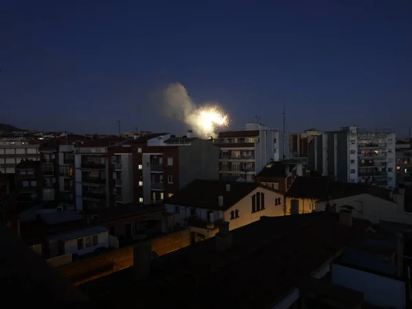 Şehirde Bir Parti Olduğunu Arka Planda Işaret Havai Fişek Ile — Stok fotoğraf