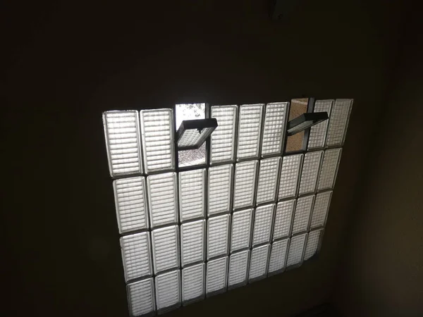 Genomskinligt Glas Fönster För Att Ventilera Och Släppa Naturligt Ljus — Stockfoto