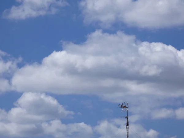 Moln Över Blå Himmel Bildar Nyckfulla Former — Stockfoto