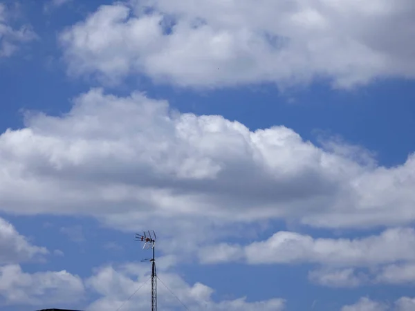 Moln Över Blå Himmel Bildar Nyckfulla Former — Stockfoto