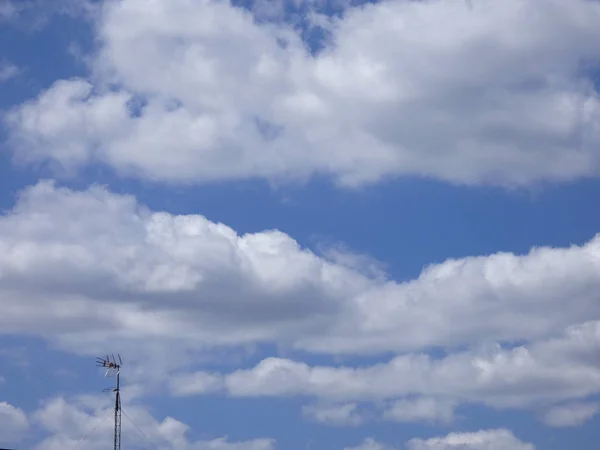 Moln Över Blå Himmel Bildar Nyckfulla Former — Stockfoto