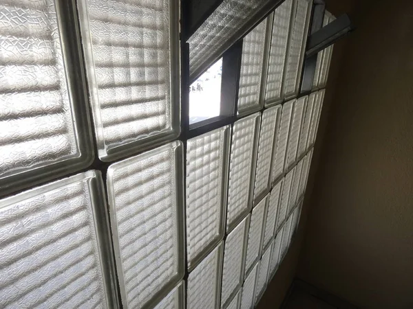 Przezroczyste Szklane Okno Które Pozwala Naturalnym Świetle Służy Wietrznej Wnętrza — Zdjęcie stockowe