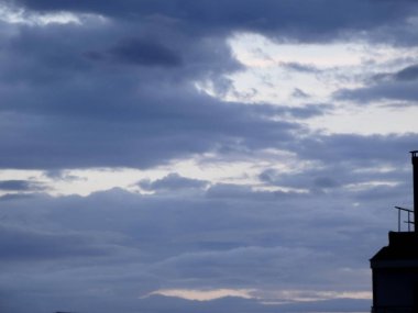 alacakaranlık, gün batımı, arka planda arka planda antenler ve arka planda binalar ile şehirde alacakaranlık