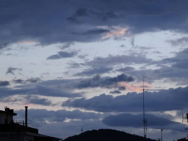 Skymning Solnedgång Skymning Staden Med Antenner Och Byggnader Bakgrunden Bakgrundsbelysning — Stockfoto