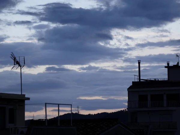 Skymning Solnedgång Skymning Staden Med Antenner Och Byggnader Bakgrunden Bakgrundsbelysning — Stockfoto