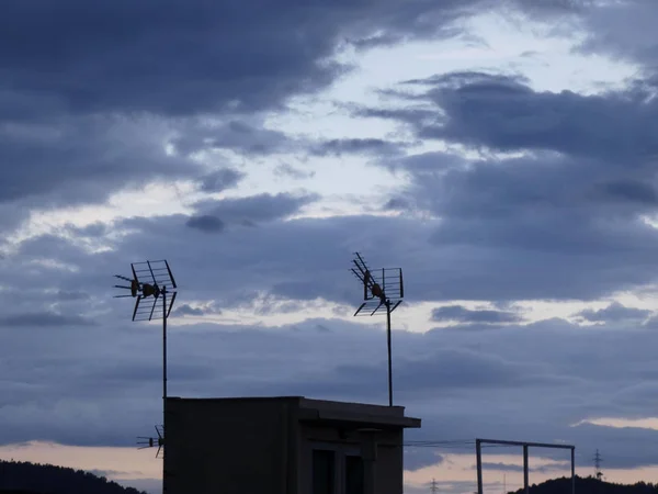 Skymning Solnedgång Skymning Staden Med Antenner Och Byggnader Bakgrunden Bakgrundsbelysning — Stockfoto