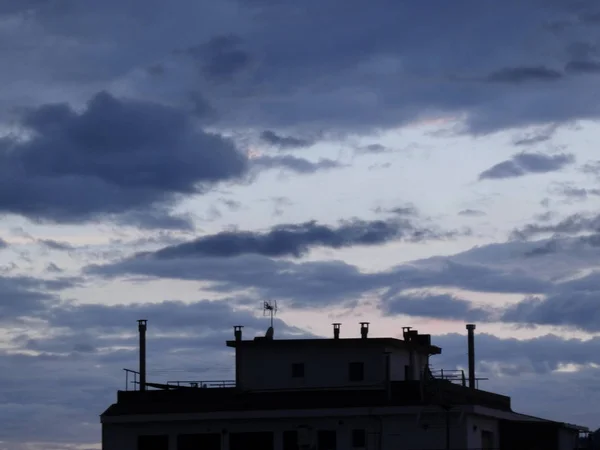 Skymning Solnedgång Skymning Staden Med Antenner Och Byggnader Bakgrunden Bakgrundsbelysning — Stockfoto