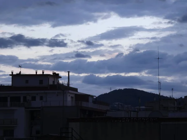 Crepúsculo Pôr Sol Crepúsculo Cidade Com Antenas Edifícios Segundo Plano — Fotografia de Stock