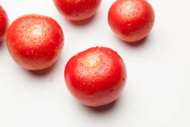 tomate, sano y saludable de renk rojo sobre fondo blanco