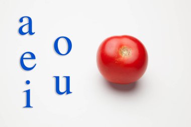 tomate, sano y saludable de renk rojo sobre fondo blanco