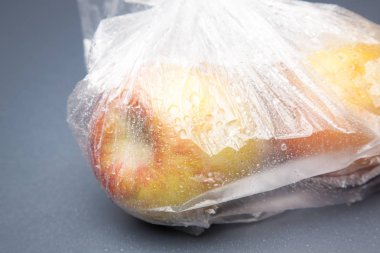 Elma vitamin açısından zengin, sağlıklı, kahvaltı için ideal, yemekte tatlı olarak ya da atıştırmalık ve akşam yemeğinde. Meyve suyunda içebilirsin, çiğ yiyebilirsin, kek, reçel, sos yapabilirsin..