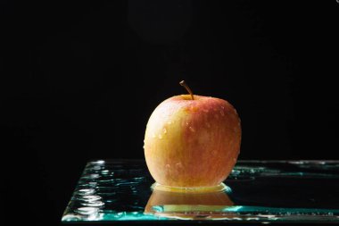 elma, sağlıklı, sağlıklı, tatlı meyve tatlı yemek için ideal ya da kahvaltı için bir meyve olarak, ve birçok semboller ile. Elma su akışı altında