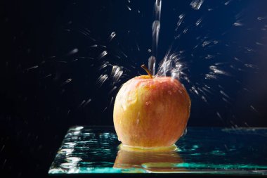 elma, sağlıklı, sağlıklı, tatlı meyve tatlı yemek için ideal ya da kahvaltı için bir meyve olarak, ve birçok semboller ile. Elma su akışı altında