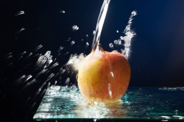 elma, sağlıklı, sağlıklı, tatlı meyve tatlı yemek için ideal ya da kahvaltı için bir meyve olarak, ve birçok semboller ile. Elma su akışı altında