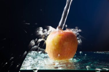 elma, sağlıklı, sağlıklı, tatlı meyve tatlı yemek için ideal ya da kahvaltı için bir meyve olarak, ve birçok semboller ile. Elma su akışı altında