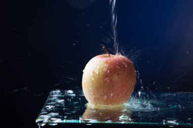elma, sağlıklı, sağlıklı, tatlı meyve tatlı yemek için ideal ya da kahvaltı için bir meyve olarak, ve birçok semboller ile. Elma su akışı altında