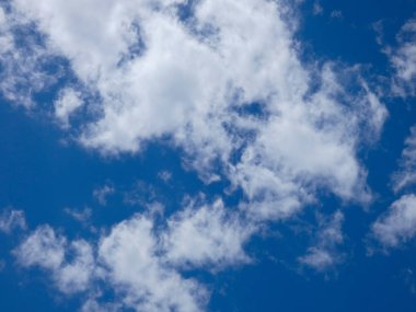 Akdeniz bölgesinde ilkbahar mevsiminde bulutlar ve mavi gökyüzü.