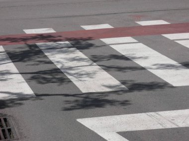 Sürücülere ve yayalara göstermek için yere boyanan trafik işaretleri, bisiklet veya yayaların dolaşması gereken araçların, ayrıca bu şekilde kazaların önlenebilecek önceliklerine işaret ediyor.