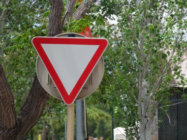 trafik kazalarını önlemek ve araç sirkülasyonunda güvenlik oluşturmak için, sürücülere ne yapmaları gerektiğini belirten, şehirde trafik sinyali