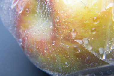 Elma, vitamin açısından zengin ve birçok özelliği ile, öğle yemeğinde veya öğle ve akşam yemeğinde bir tatlı olarak, kahvaltıda yiyebilirsiniz, çiğ veya pişmiş yiyebilirsiniz. Kek, reçel yapıyorlar. Tuzlu pişirme maddeler olarak, salatalarda bir tökezlemek olarak kullanılır.