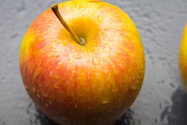 Elma su damlaları dolu, tatlı için yemek için ideal, zengin sağlıklı ve vitamin dolu