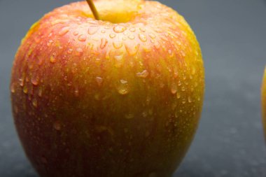 Elma su damlaları dolu, tatlı için yemek için ideal, zengin sağlıklı ve vitamin dolu