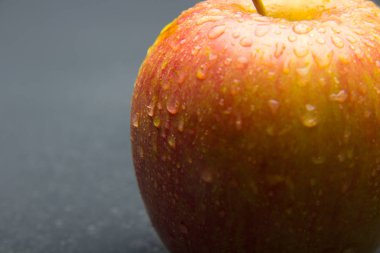 Elma su damlaları dolu, tatlı için yemek için ideal, zengin sağlıklı ve vitamin dolu