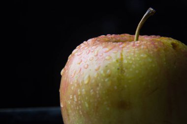 Elma su damlaları dolu, tatlı için yemek için ideal, zengin sağlıklı ve vitamin dolu