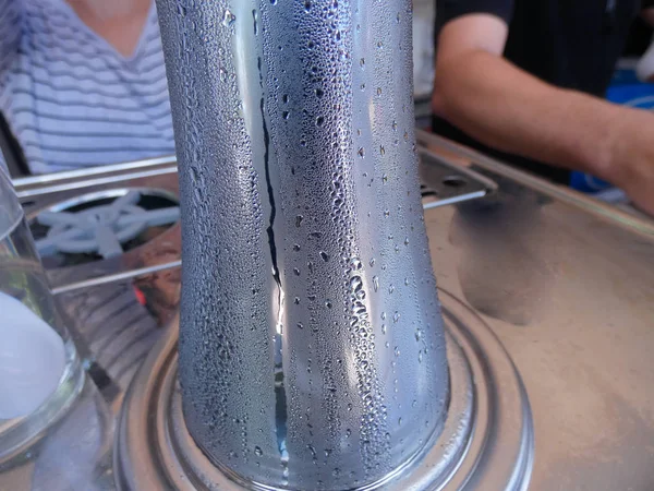 Soğuk birayı bardağa götüren bira atıcısı.