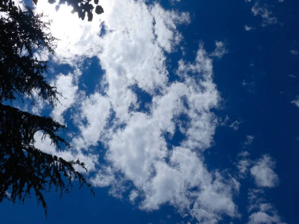 Nuvens Céu Azul Estação Primavera Zona Mediterrânea — Fotografia de Stock