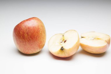 Elma, vitamin açısından zengin ve birçok özelliği ile, öğle yemeğinde veya öğle ve akşam yemeğinde bir tatlı olarak, kahvaltıda yiyebilirsiniz, çiğ veya pişmiş yiyebilirsiniz. Kek, reçel yapıyorlar. Tuzlu pişirme maddeler olarak, salatalarda bir tökezlemek olarak kullanılır.