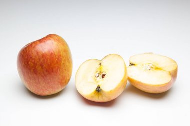 Elma, vitamin açısından zengin ve birçok özelliği ile, öğle yemeğinde veya öğle ve akşam yemeğinde bir tatlı olarak, kahvaltıda yiyebilirsiniz, çiğ veya pişmiş yiyebilirsiniz. Kek, reçel yapıyorlar. Tuzlu pişirme maddeler olarak, salatalarda bir tökezlemek olarak kullanılır.