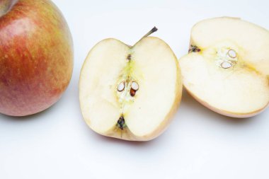 Elma, vitamin açısından zengin ve birçok özelliği ile, öğle yemeğinde veya öğle ve akşam yemeğinde bir tatlı olarak, kahvaltıda yiyebilirsiniz, çiğ veya pişmiş yiyebilirsiniz. Kek, reçel yapıyorlar. Tuzlu pişirme maddeler olarak, salatalarda bir tökezlemek olarak kullanılır.