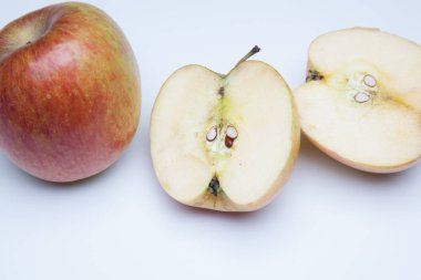 Elma, vitamin açısından zengin ve birçok özelliği ile, öğle yemeğinde veya öğle ve akşam yemeğinde bir tatlı olarak, kahvaltıda yiyebilirsiniz, çiğ veya pişmiş yiyebilirsiniz. Kek, reçel yapıyorlar. Tuzlu pişirme maddeler olarak, salatalarda bir tökezlemek olarak kullanılır.