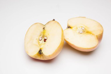 Elma, vitamin açısından zengin ve birçok özelliği ile, öğle yemeğinde veya öğle ve akşam yemeğinde bir tatlı olarak, kahvaltıda yiyebilirsiniz, çiğ veya pişmiş yiyebilirsiniz. Kek, reçel yapıyorlar. Tuzlu pişirme maddeler olarak, salatalarda bir tökezlemek olarak kullanılır.