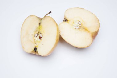 Elma, vitamin açısından zengin ve birçok özelliği ile, öğle yemeğinde veya öğle ve akşam yemeğinde bir tatlı olarak, kahvaltıda yiyebilirsiniz, çiğ veya pişmiş yiyebilirsiniz. Kek, reçel yapıyorlar. Tuzlu pişirme maddeler olarak, salatalarda bir tökezlemek olarak kullanılır.