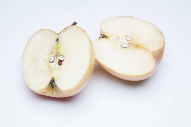 Elma, vitamin açısından zengin ve birçok özelliği ile, öğle yemeğinde veya öğle ve akşam yemeğinde bir tatlı olarak, kahvaltıda yiyebilirsiniz, çiğ veya pişmiş yiyebilirsiniz. Kek, reçel yapıyorlar. Tuzlu pişirme maddeler olarak, salatalarda bir tökezlemek olarak kullanılır.